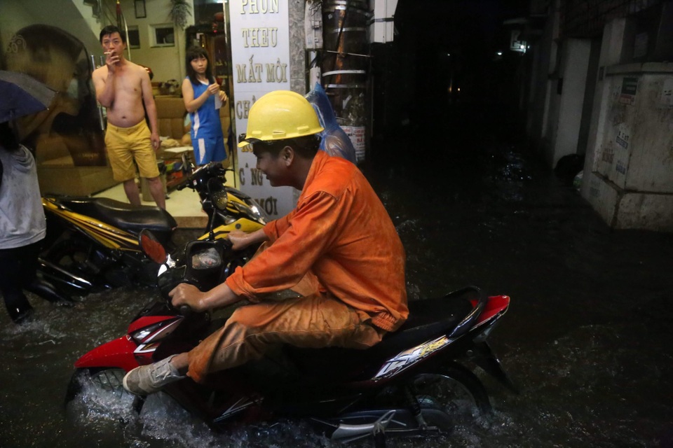 Sau cơn mưa đầu mùa, nhiều tuyến đường Hà Nội thành sông! - 9 Sau cơn mưa đầu mùa, nhiều tuyến đường Hà Nội thành sông! - 9