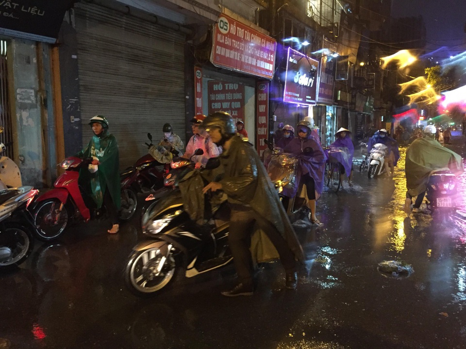 Sau cơn mưa đầu mùa, nhiều tuyến đường Hà Nội thành sông! - 10 Sau cơn mưa đầu mùa, nhiều tuyến đường Hà Nội thành sông! - 10