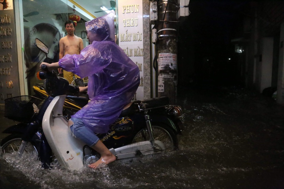 Sau cơn mưa đầu mùa, nhiều tuyến đường Hà Nội thành sông! - 11 Sau cơn mưa đầu mùa, nhiều tuyến đường Hà Nội thành sông! - 11