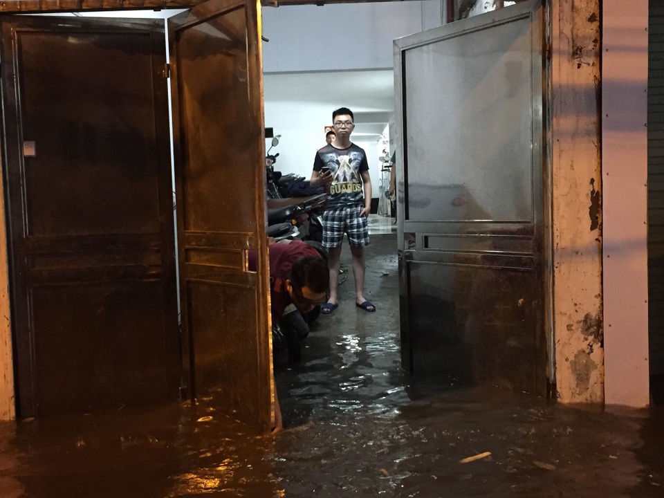 Sau cơn mưa đầu mùa, nhiều tuyến đường Hà Nội thành sông! - 17
Một số khu vực nước đã tràn vào nhà dân