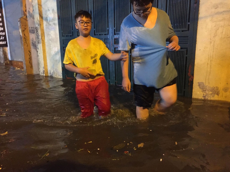 Sau cơn mưa đầu mùa, nhiều tuyến đường Hà Nội thành sông! - 12 Sau cơn mưa đầu mùa, nhiều tuyến đường Hà Nội thành sông! - 12