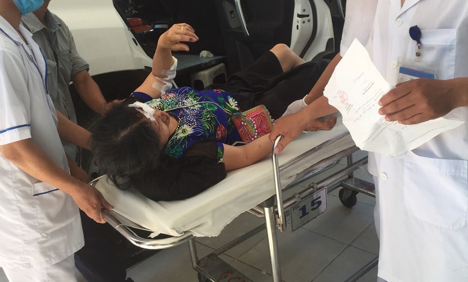 3 nạn nhân tử vong sau vụ lật xe khách chở 30 người - 2 Nạn nhân vụ bị thương vụ lật xe khách được đưa vào bệnh viện cấp cứu