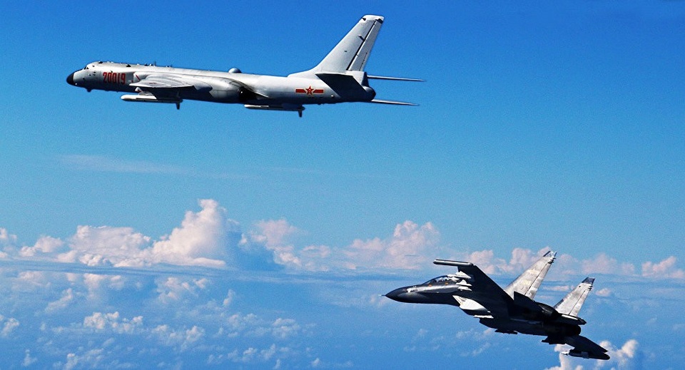 Máy bay chiến đấu Trung Quốc dàn hàng diễn tập quanh Đài Loan - 1
Một máy bay chiến đấu Su-30 và máy bay ném bom H-6K của Trung Quốc (Ảnh minh họa: AFP)