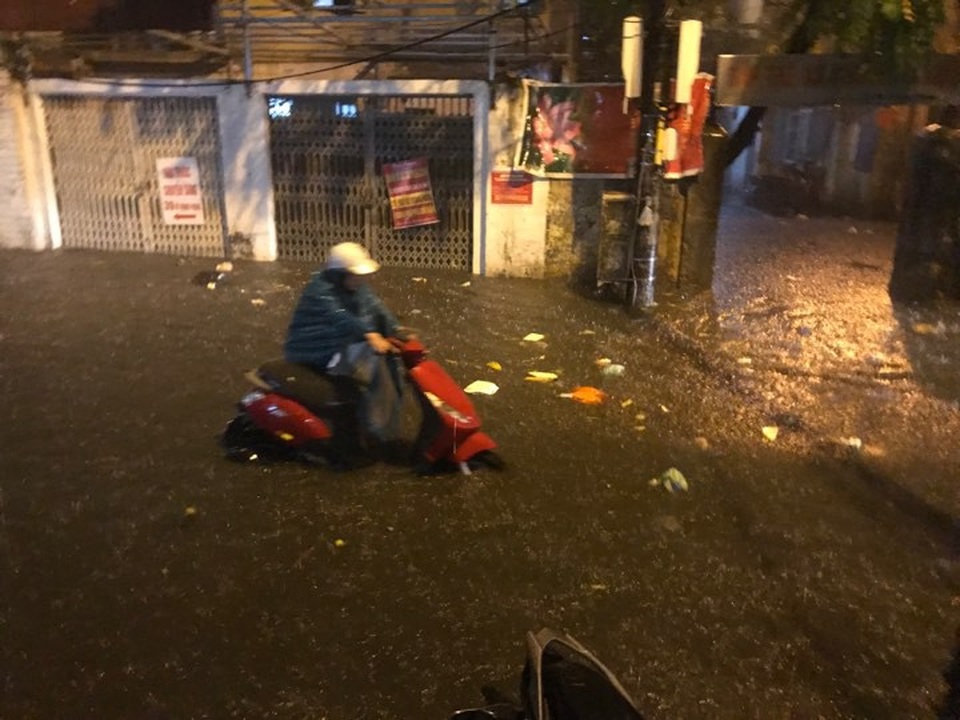 Sau cơn mưa đầu mùa, nhiều tuyến đường Hà Nội thành sông! - 2 Sau cơn mưa đầu mùa, nhiều tuyến đường Hà Nội thành sông! - 2