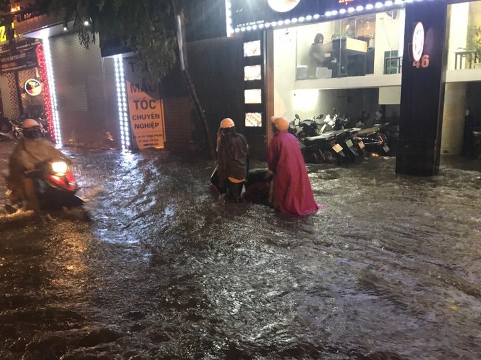 Sau cơn mưa đầu mùa, nhiều tuyến đường Hà Nội thành sông! - 1 Sau cơn mưa đầu mùa, nhiều tuyến đường Hà Nội thành sông! - 1