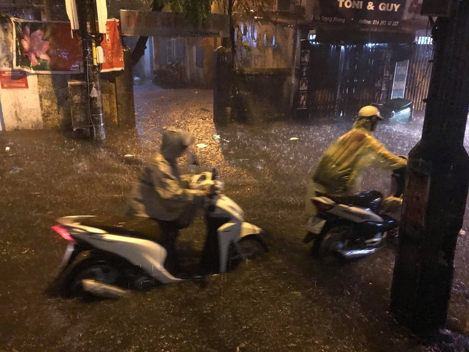 Sau cơn mưa đầu mùa, nhiều tuyến đường Hà Nội thành sông! - 3 Sau cơn mưa đầu mùa, nhiều tuyến đường Hà Nội thành sông! - 3