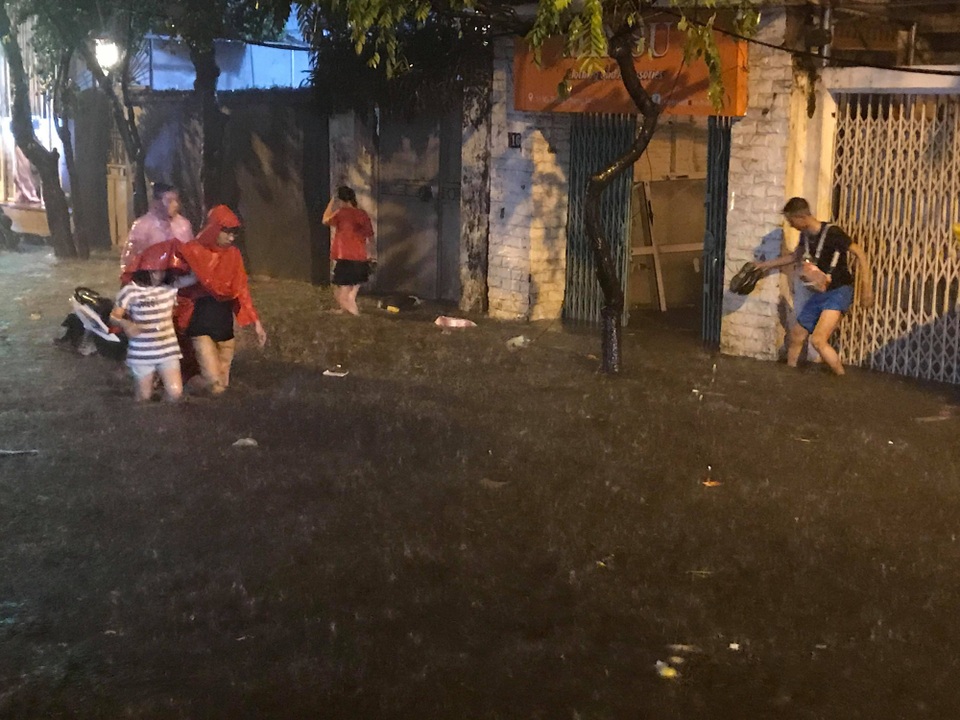 Sau cơn mưa đầu mùa, nhiều tuyến đường Hà Nội thành sông! - 4 Sau cơn mưa đầu mùa, nhiều tuyến đường Hà Nội thành sông! - 4