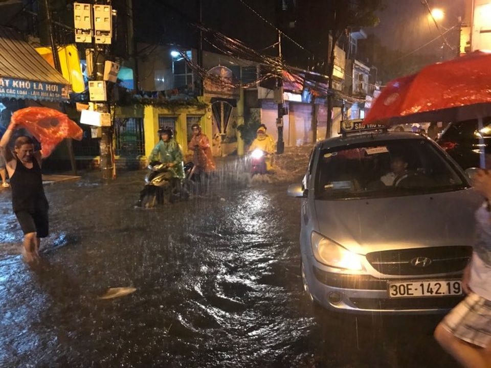 Sau cơn mưa đầu mùa, nhiều tuyến đường Hà Nội thành sông! - 8 Sau cơn mưa đầu mùa, nhiều tuyến đường Hà Nội thành sông! - 8