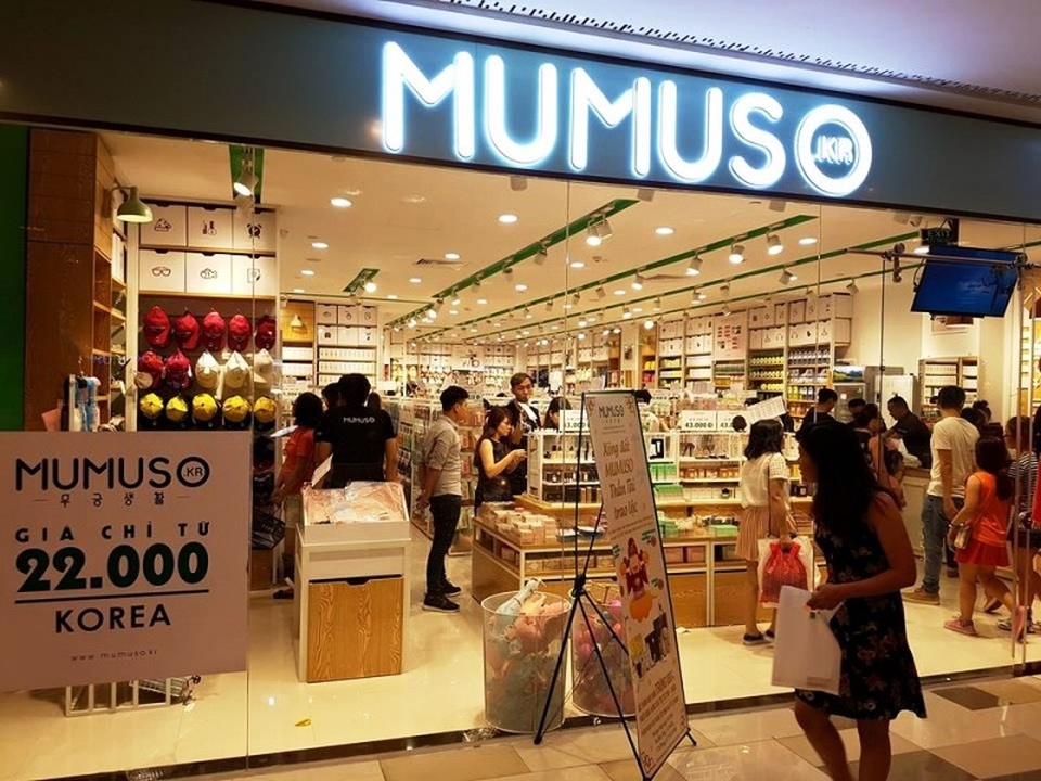 Thương hiệu Mumuso đang “treo đầu dê bán thịt chó”? - 1 Chuỗi cửa hàng Mumuso mang phong cách bán hàng của Hàn Quốc nhưng người tiêu dùng đang hoài nghi về chất lượng của thương hiệu này.