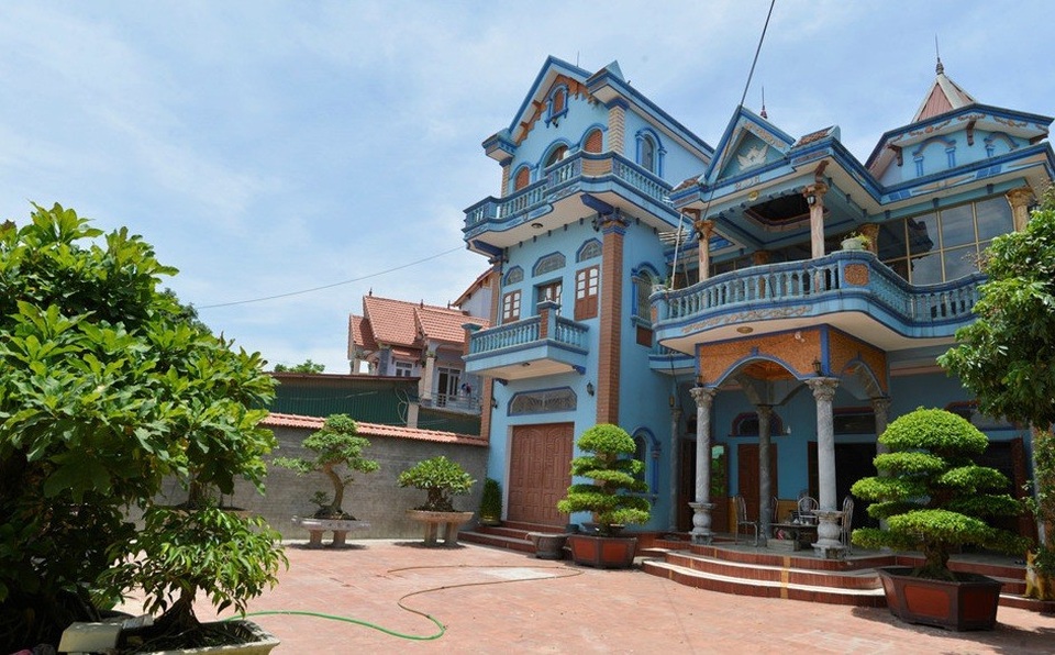 Nuôi ngựa bạch sắm nhà lầu, xe hơi ở Thái Nguyên - 1
Làng Phẩm (xã Dương Thành, huyện Phú Bình, Thái Nguyên) được coi là làng tỷ phú bởi nơi đây có rất nhiều những ngôi nhà đẹp, hiệu quả từ kinh doanh đúng hướng.