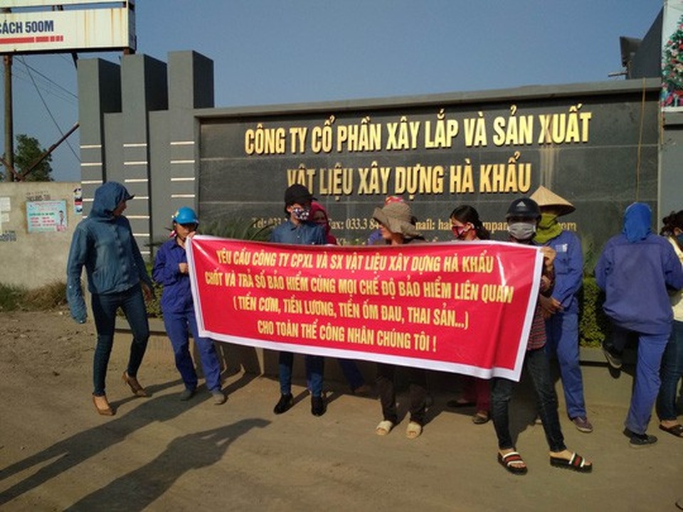Chuyện khó tin ở Quảng Ninh: Trả lương công nhân bằng... gạch - 1 Công nhân Công ty CP Xây lắp và sản xuất vật liệu xây dựng Hà Khẩu đòi quyền lợi