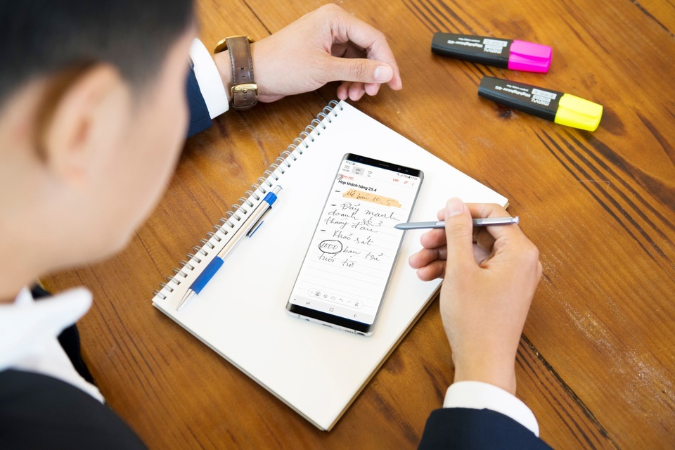 Vào họp gọn nhẹ như không, đích thị là dân dùng Galaxy Note8 - 1 Cảm giác viết S Pen rất chân thực với tiếng sột soạt như khi viết trên giấy.
