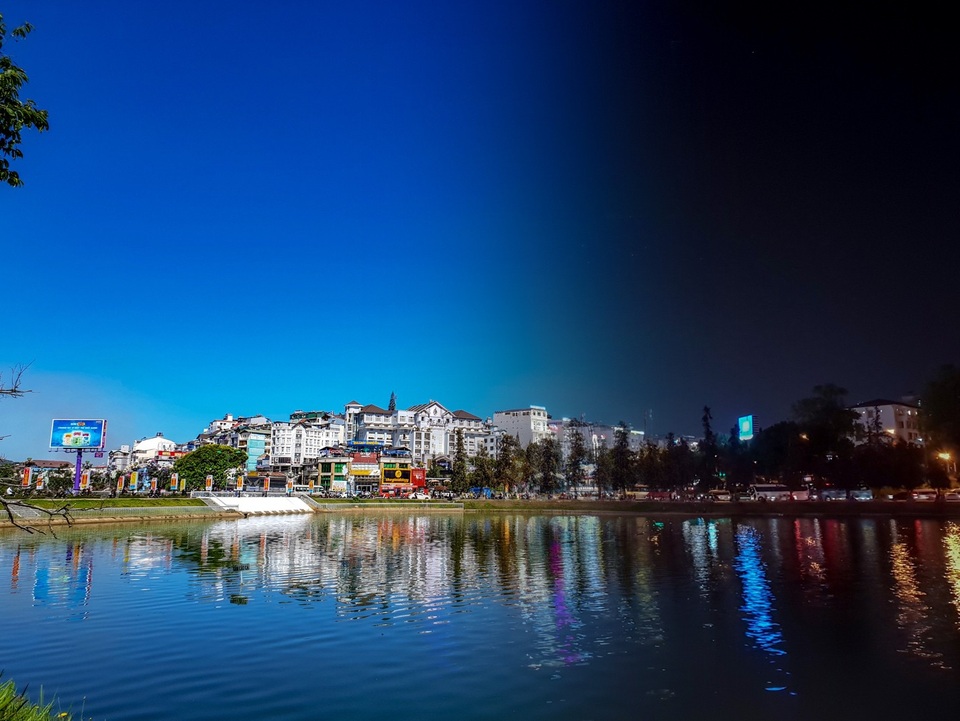 Đánh bật cả sương mù, khẩu độ f/1.5 của Galaxy S9 đã vẽ nên một Hồ Xuân Hương đẹp như tranh vẽ bất chấp đêm ngày.