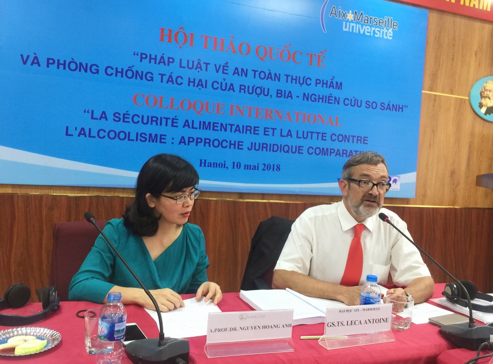 Khoa Luật - ĐH QGHN phối hợp với Pháp tổ chức hội thảo chống tác tại của rượu, bia - 3 PGS.TS Nguyễn Hoàng Anh (trái) trình bày tham luận Luật rượu bia – từ góc nhìn lập pháp”.