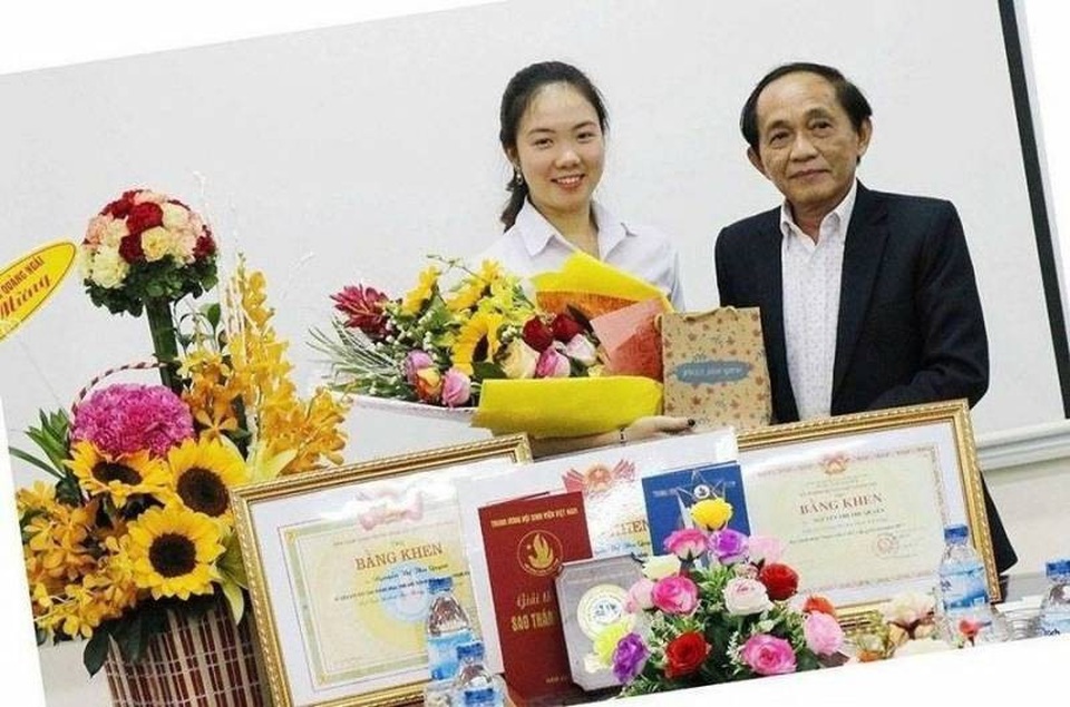 Cô gái đam mê hoạt động tình nguyện - 1
Ban Giám hiệu trường ĐH Phạm Văn Đồng tuyên dương, khen thưởng Nguyễn Thị Thu Quyên, với hai giải thưởng: “Sao Tháng Giêng” và “Sinh viên 5 tốt” cấp trung ương.