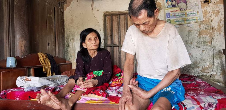 Gần 50 triệu đồng đến với anh "Lưu gù" - 4 Bố mẹ anh Lưu bây giờ chỉ ngồi một chỗ như thế này.