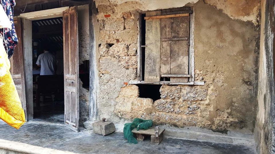 Gần 50 triệu đồng đến với anh "Lưu gù" - 3 Bờ tường của căn nhà đã mục nát.