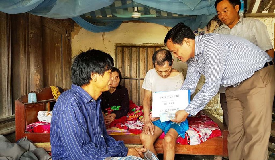 Gần 50 triệu đồng đến với anh "Lưu gù" - 1 Ngày 9/5/2018, thay mặt PV Dân trí, ông Phạm Ngọc Cảnh - Phó Bí thư Huyện ủy Quỳnh Lưu trao số tiền 48.425.000 đồng cho gia đình anh Bùi Lưu.