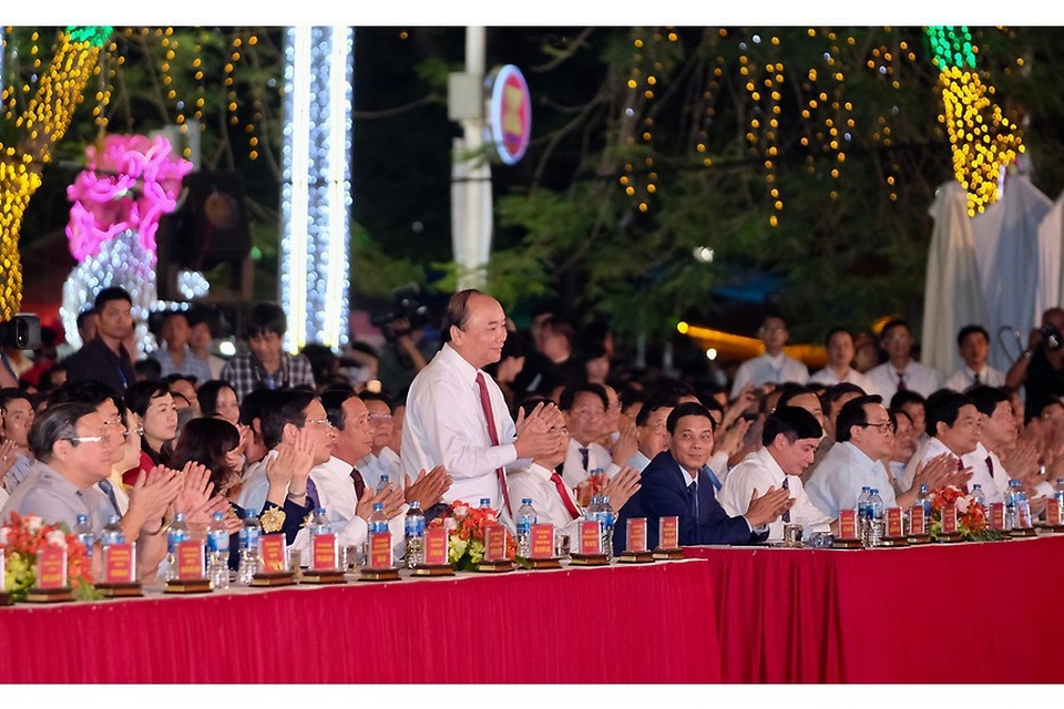 Thủ tướng Nguyễn Xuân Phúc dự Lễ hội Hoa Phượng đỏ - Hải Phòng - 1 Thủ tướng Nguyễn Xuân Phúc tới dự và chung vui với người dân thành phố Cảng (ảnh Báo HP)