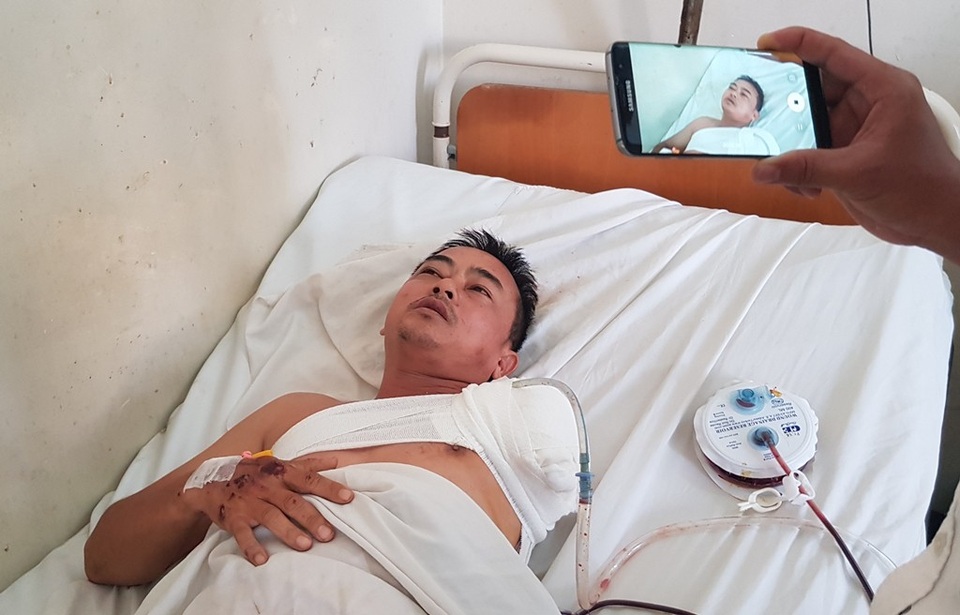 Ủy ban ATGT Quốc gia yêu cầu điều tra vụ lật xe khách chở 30 người - 2 Nam tài xế xe khách cho biết đã đánh lái sang phía núi để tránh thảm họa xe khách rơi xuống vực thẳm