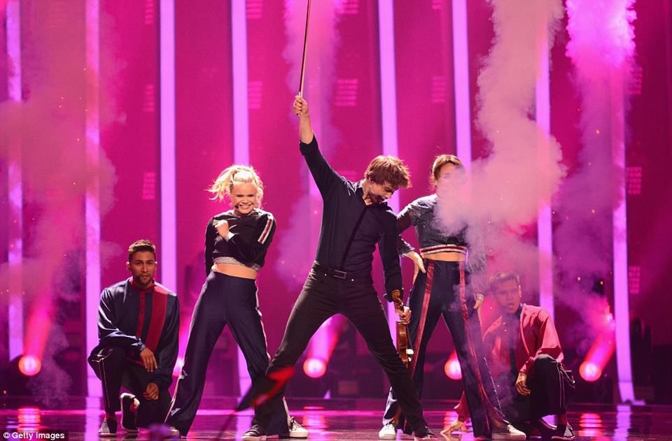 Ca sĩ bị “cướp mic” khi đang thi hát - 12 Alexander Rybak - đại diện cho Na Uy.
