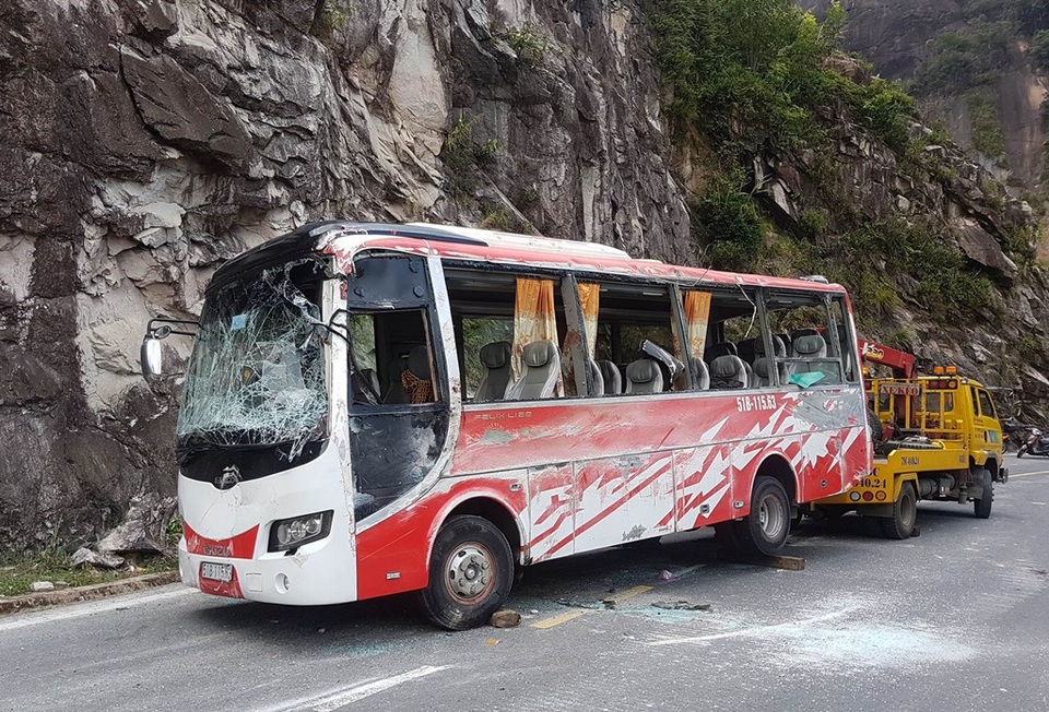Ủy ban ATGT Quốc gia yêu cầu điều tra vụ lật xe khách chở 30 người - 1 Chiếc xe khách chở 30 người đã được cứu hộ sau khi bất ngờ bị lật trên đèo Khánh Lê, Khánh Hòa