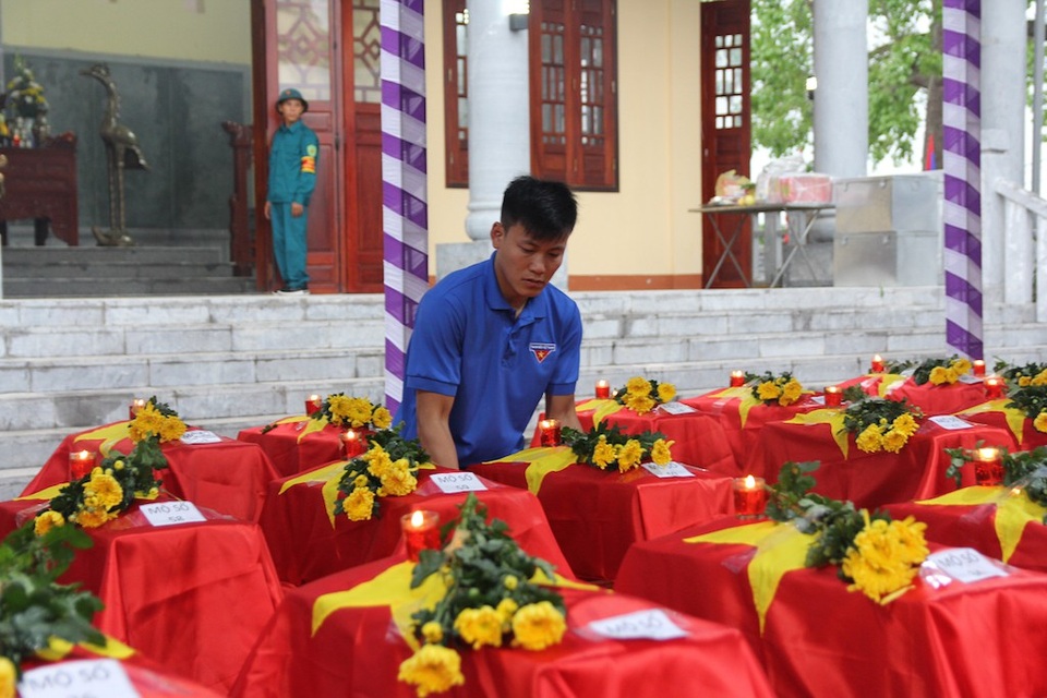Đón các anh về đất Mẹ - 12 Đại diện lãnh đạo 4 tỉnh, các đoàn công tác đặc biệt của 4 tỉnh cùng lực lượng vũ trang tỉnh Xiêng Khoảng, cộng đồng người Việt Nam tại Lào, đông đảo bà con các bộ tộc Lào anh em đã kính cẩn dâng hoa, dâng hương tưởng niệm các liệt sỹ quân tình nguyện và chuyên gia Việt nam đã không tiếc máu xương anh dũng hy sinh vì nhiệm vụ quốc tế cao cả và tình hữu nghị đặc biệt thủy chung của 2 nước Việt Nam - Lào.