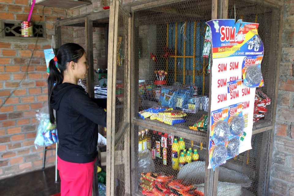 "Hàng ngày, tôi phải dùng đỉa hút máu chính mình cho... đỡ đau !" - 5 Hàng ngày anh ở nhà bán tạp hóa để phụ giúp gia đình