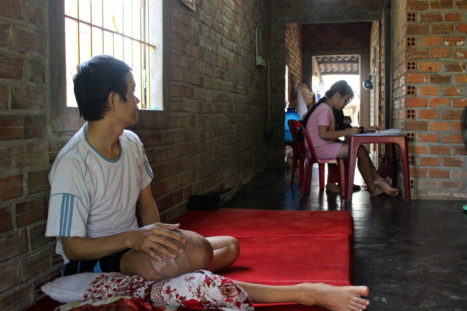 "Hàng ngày, tôi phải dùng đỉa hút máu chính mình cho... đỡ đau !" - 7 Anh Quy cảm thấy buồn vì là gánh nặng của gia đình