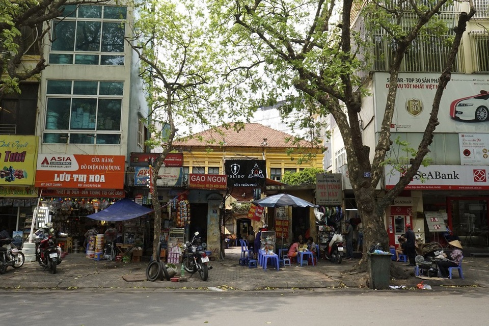 Bên trong những biệt thự cổ "xập xệ đến khó tin" ở Hà Nội - 1
Căn biệt thự số 5 Trần Phú (quận Hoàn Kiếm) nằm lọt sau cánh cổng đã xập xệ và bị che kín bởi hàng quán. Theo người dân, ngôi nhà này được xây từ năm 1936.