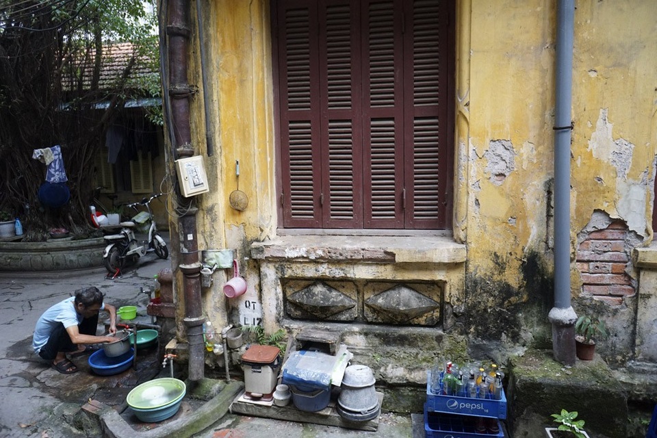 Bên trong những biệt thự cổ "xập xệ đến khó tin" ở Hà Nội - 10 Căn biệt thự này cũng có nhiều hộ gia đình đang sinh sống.