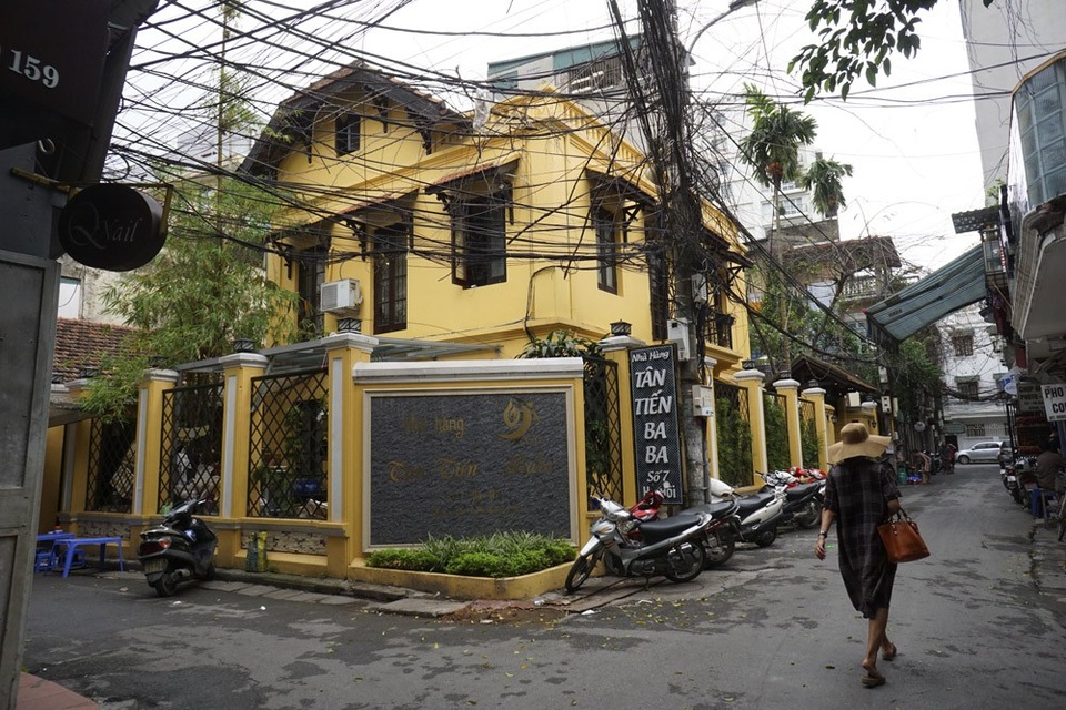 Bên trong những biệt thự cổ "xập xệ đến khó tin" ở Hà Nội - 14
Ngôi nhà số 7 Hạ Hồi mới được quét vôi, nhưng vẫn giữ màu vàng quen thuộc của thiệt thự cổ Hà Nội.
