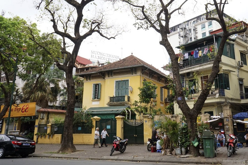 Bên trong những biệt thự cổ "xập xệ đến khó tin" ở Hà Nội - 15
Căn biệt thự bề thế mặt tiền phố Trần Hưng Đạo có vẻ ngoài còn khá nguyên vẹn.