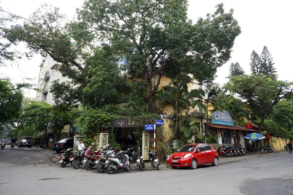 Bên trong những biệt thự cổ "xập xệ đến khó tin" ở Hà Nội - 6
Căn biệt thự ở vị trí rất đẹp tại ngã tư phố Liên Trì - Nguyễn Gia Thiều với rất nhiều cây xanh lâu năm. Con phố này và phố Trần Quốc Toản tập trung khá nhiều căn biệt thự cổ, diện tích hàng trăm m2.