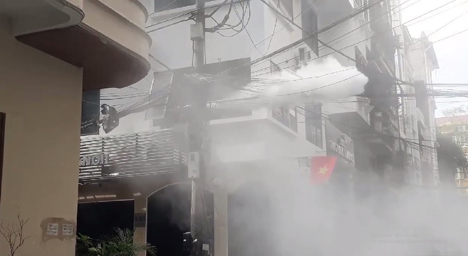 Hà Nội: Cháy tại khách sạn, nhiều người hoảng loạn bỏ chạy - 6 Ngọn lửa cũng rơi vãi xuống một cột điện ở gần đó, rất may sau đó đã được dập tắt.
