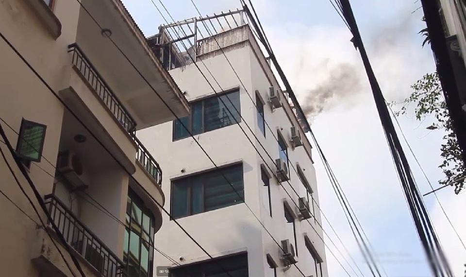 Hà Nội: Cháy tại khách sạn, nhiều người hoảng loạn bỏ chạy - 1 Hà Nội: Cháy tại khách sạn, nhiều người hoảng loạn bỏ chạy - 1