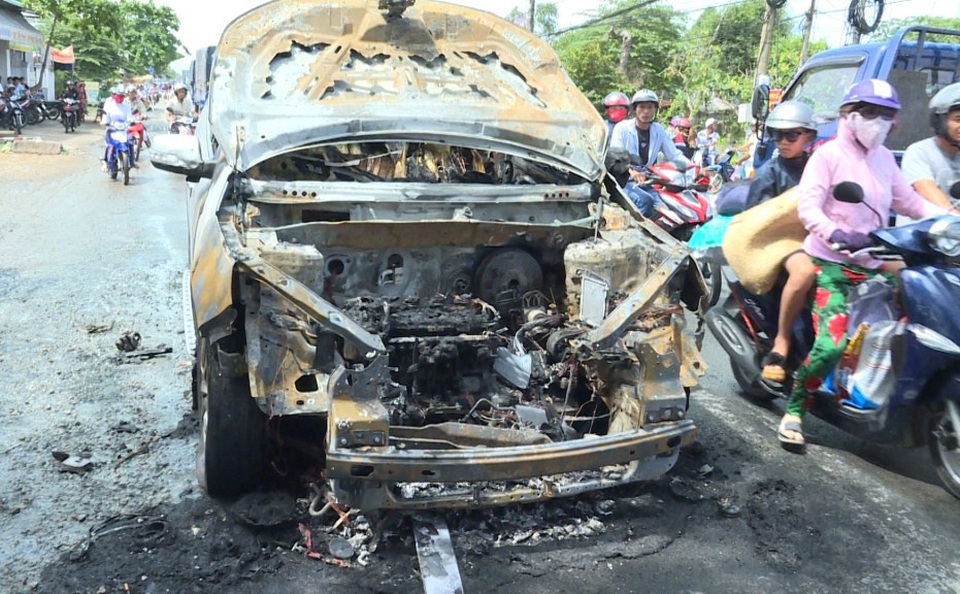 Chiếc xe bị cháy rụi, rất may hai cha con anh Dũng thoát nạn