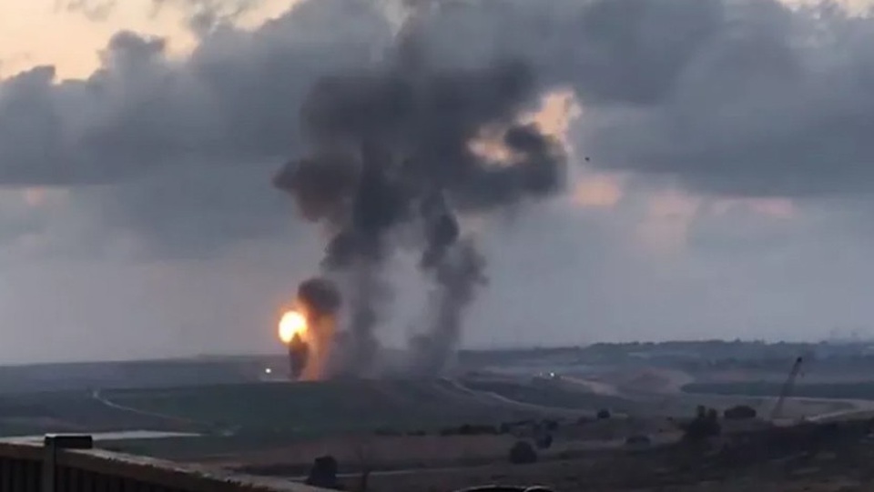 Israel không kích đường hầm ở Dải Gaza, đóng cửa cửa khẩu quan trọng - 1
Khói lửa sau vụ không kích của Israel nhằm vào một đường hầm ở Gaza ngày 12/5 (Ảnh: IDF)
