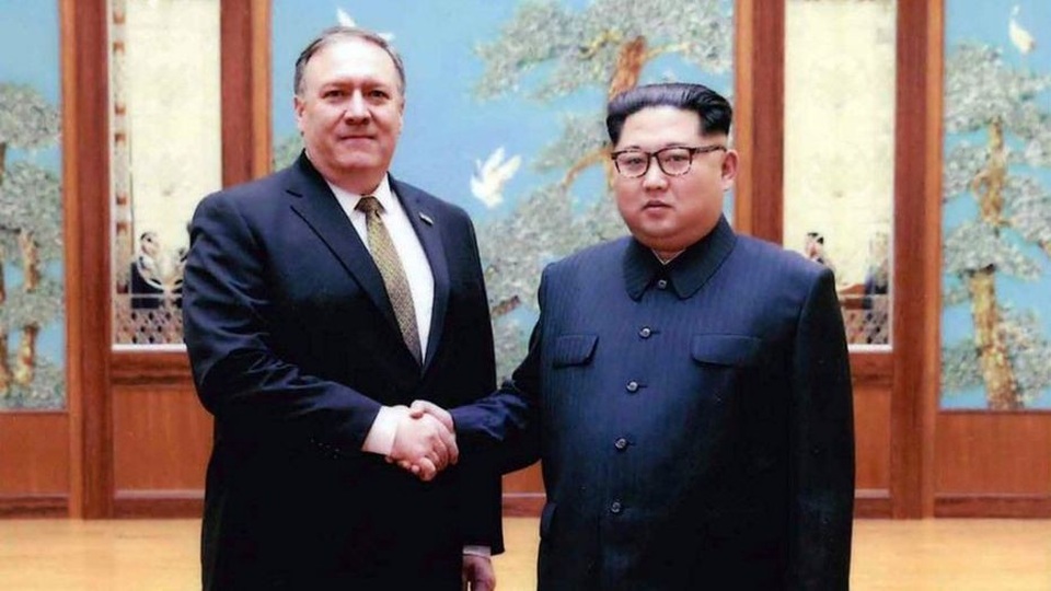 Ngoại trưởng Mỹ tới Triều Tiên: Tiết lộ về cuốn hộ chiếu đặc biệt - 3 Ông Mike Pompeo bắt tay nhà lãnh đạo Kim Jong-un trong chuyến thăm Triều Tiên hồi tháng 4. Khi đó ông Pompeo vẫn đang giữ chức Giám đôc CIA (Ảnh: Fox)