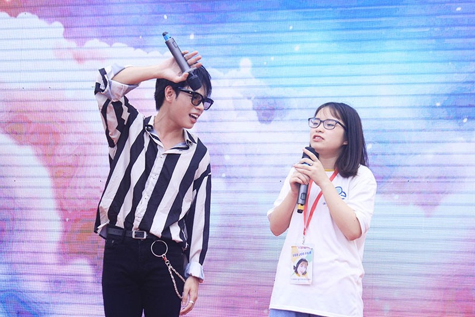 Những gương mặt sinh viên tươi tắn của ĐH Kinh tế trong Ngày hội việc làm - 8 Bên cạnh đó, chương trình còn thu hút sự chú ý với sự góp mặt của ca sĩ khách mời Jaykii (Trần Anh Quân). Nam ca sĩ của những bản ballad nhẹ nhàng đã mang đến 3 ca khúc đều là những bản hit đang được yêu thích hiện nay như “Đừng như thói quen”, “Chiều hôm ấy”, “I dont care”...