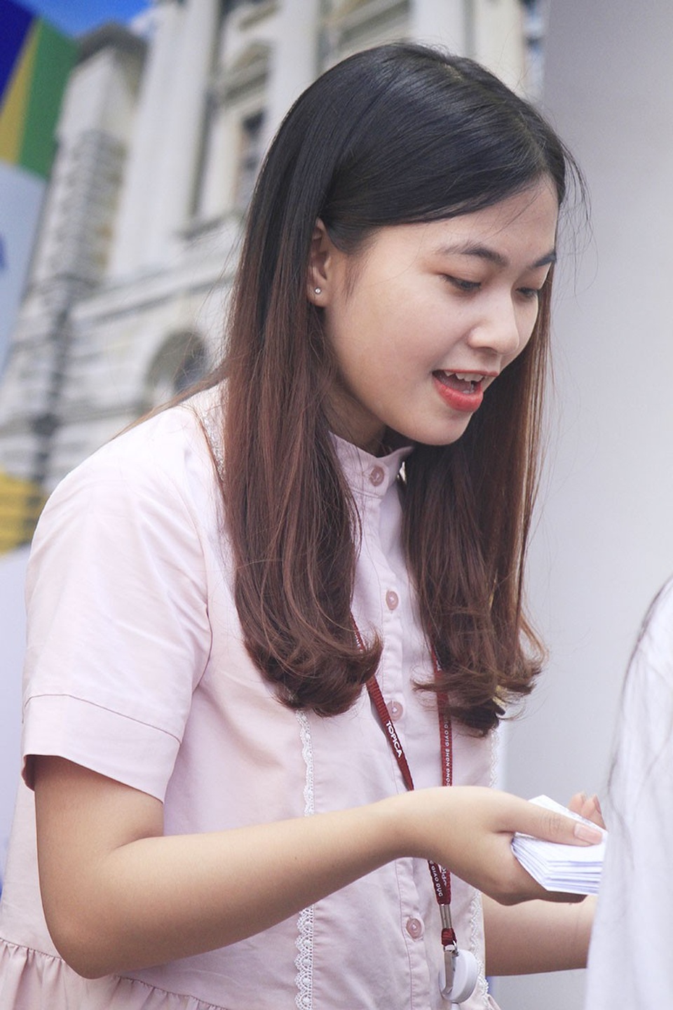 Những gương mặt sinh viên tươi tắn của ĐH Kinh tế trong Ngày hội việc làm - 4 Ngày hội việc làm là một trong chuỗi các hoạt động kết nối giữa nhà trường với doanh nghiệp của Đại học Kinh tế - ĐHQGHN để định hướng nghề nghiệp tương lai cho sinh viên; giúp sinh viên tiếp cận sớm với doanh nghiệp, nắm bắt được các yêu cầu của nhà tuyển dụng nhằm mục đích định hướng rèn luyện, phấn đấu, tích lũy các kỹ năng cần thiết và phù hợp để tìm được công việc đúng với khả năng và ngành nghề đào tạo. Đây là cơ hội tốt để sinh viên nắm bắt, tìm kiếm cơ hội, khẳng định bản thân trước nhà tuyển dụng, trước nhu cầu của các doanh nghiệp, của thị trường lao động.