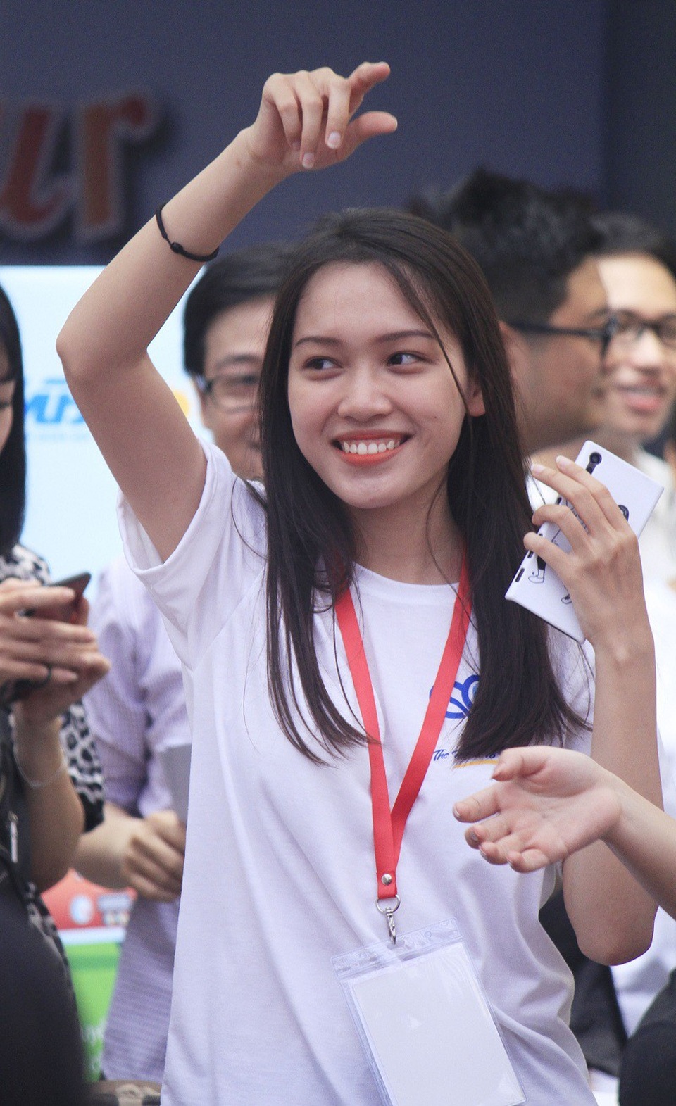 Những gương mặt sinh viên tươi tắn của ĐH Kinh tế trong Ngày hội việc làm - 3 Ngày hội việc làm diễn ra từ 9h00 đến 17h00 ngày 12/5/2018 với chương trình hấp dẫn và bổ ích cho sinh viên như: Doanh nghiệp tự giới thiệu, tổ chức tuyển dụng, phỏng vấn tại gian hàng; Tọa đàm Kỹ năng phỏng vấn, viết CV và chương trình giao lưu của nhà tài trợ.