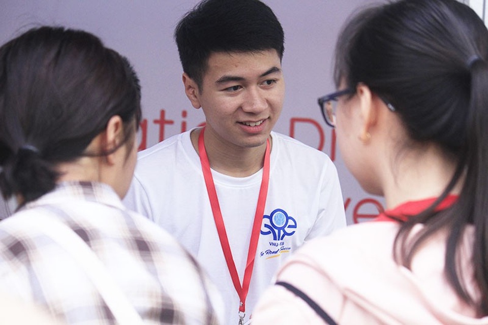Những gương mặt sinh viên tươi tắn của ĐH Kinh tế trong Ngày hội việc làm - 2 Ngày hội dành cho toàn thể sinh viên Trường Đại học Kinh tế - ĐHQGHN và sinh viên trên địa bàn Hà Nội có nhu cầu tìm hiểu về cơ hội việc làm, đặc biệt là sinh viên năm thứ 3, năm thứ 4, cựu sinh viên, sinh viên vừa tốt nghiệp khối ngành Kinh tế, Ngoại ngữ, Luật, Công nghệ.