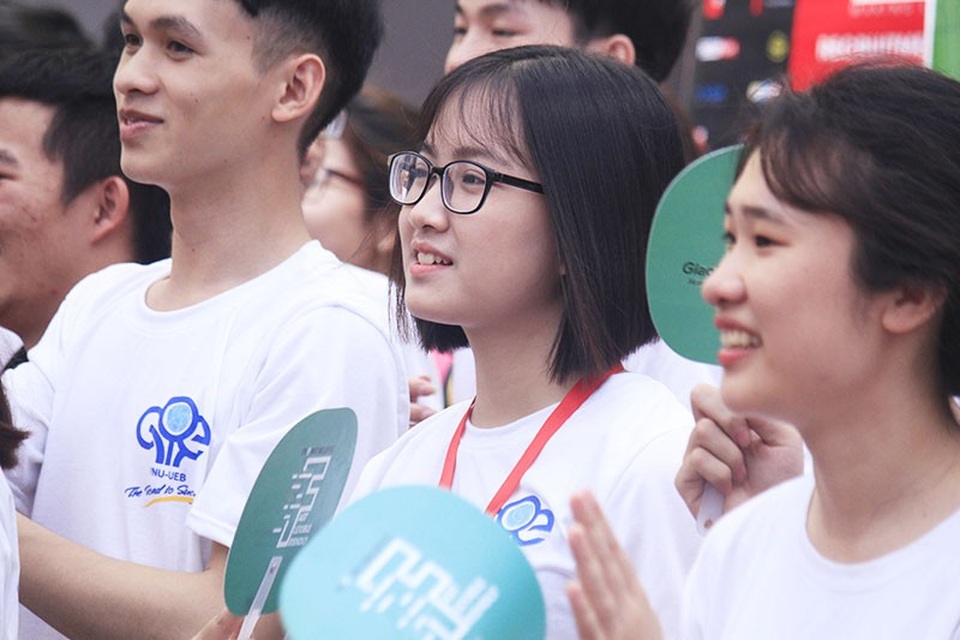 Những gương mặt sinh viên tươi tắn của ĐH Kinh tế trong Ngày hội việc làm - 6 Đồng thời, Ngày hội cũng tạo cơ hội cho các em học sinh có điều kiện được tìm hiểu thêm nhiều ngành học đến từ các gian hỗ trợ tư vấn tuyển sinh của trường.