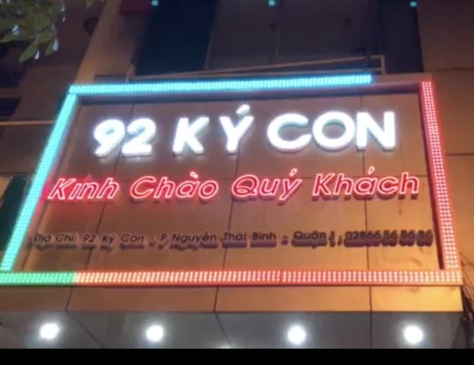 Thêm tụ điểm ăn chơi thác loạn ở trung tâm Sài Gòn bị khám phá - 2 Cảnh ăn chơi, hát karaoke chui bên trong nhà hàng 92 Ký Con