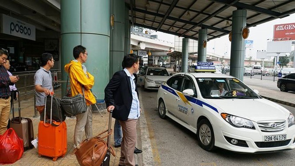 Taxi đi Nội Bài 180.000 đồng: Tung chiêu hạ giá tranh khách - 2 Taxi đi Nội Bài 180.000 đồng: Tung chiêu hạ giá tranh khách - 2