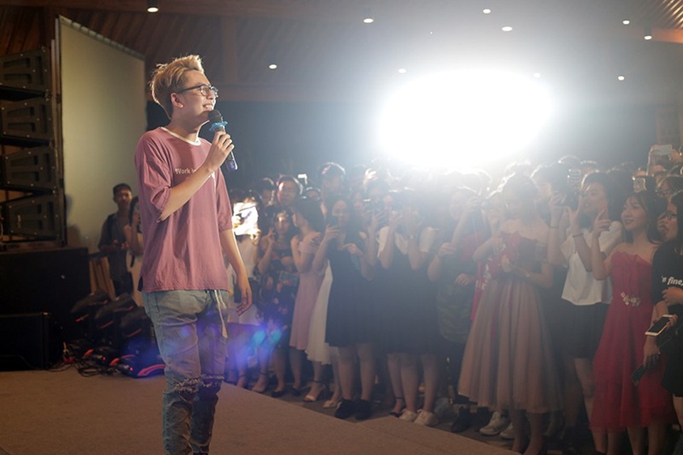 Osad, Phương Ly "thổi lửa" dạ hội của học sinh cuối cấp Chuyên Nguyễn Huệ - 1
Rapper trẻ OSAD mang đến đêm dạ hội những ca khúc đình đám của mình như Người âm phủ, Củ lạc, Yêu đương.