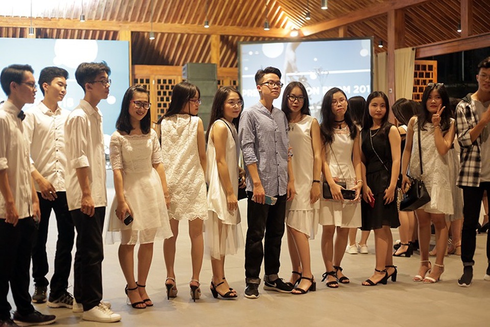 Osad, Phương Ly "thổi lửa" dạ hội của học sinh cuối cấp Chuyên Nguyễn Huệ - 9
Đêm prom cũng là dịp để những người bạn thân thiết ghi lại những hình ảnh kỉ niệm cho thời học cấp 3 tươi đẹp.