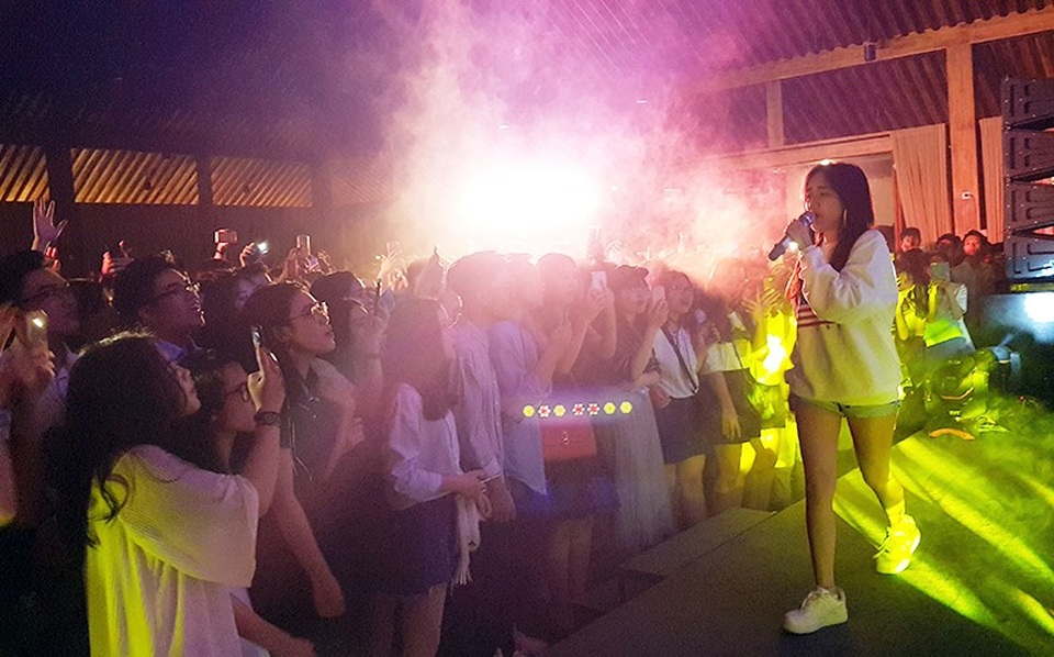 Osad, Phương Ly "thổi lửa" dạ hội của học sinh cuối cấp Chuyên Nguyễn Huệ - 2
Nữ ca sĩ trẻ Phương Ly biểu diễn những ca khúc quen thuộc như Mặt trời của em, Cùng anh