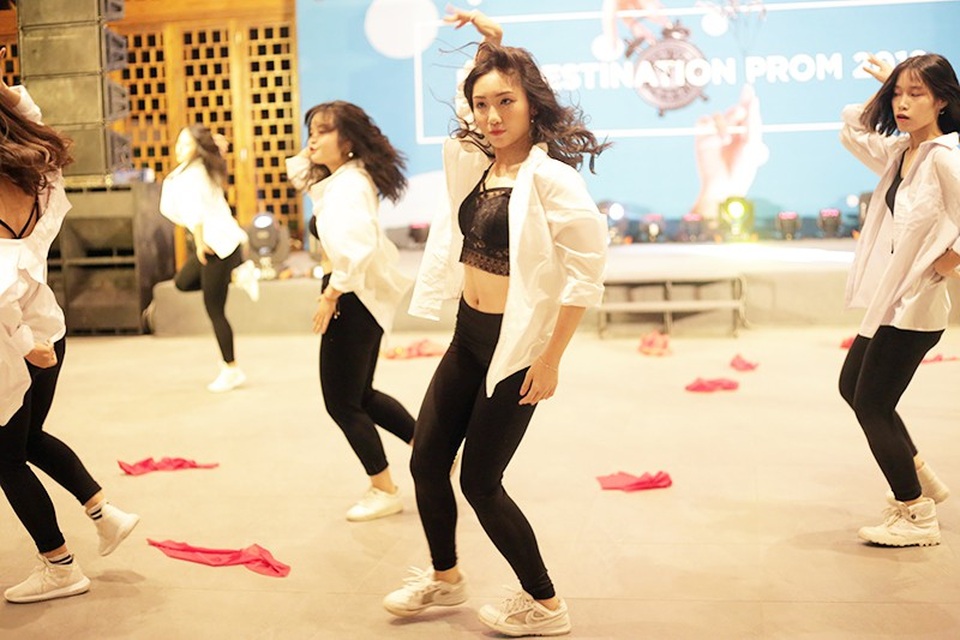 Osad, Phương Ly "thổi lửa" dạ hội của học sinh cuối cấp Chuyên Nguyễn Huệ - 3
Nữ sinh chuyên Nguyễn Huệ trình diễn màn vũ đạo hiện đại
